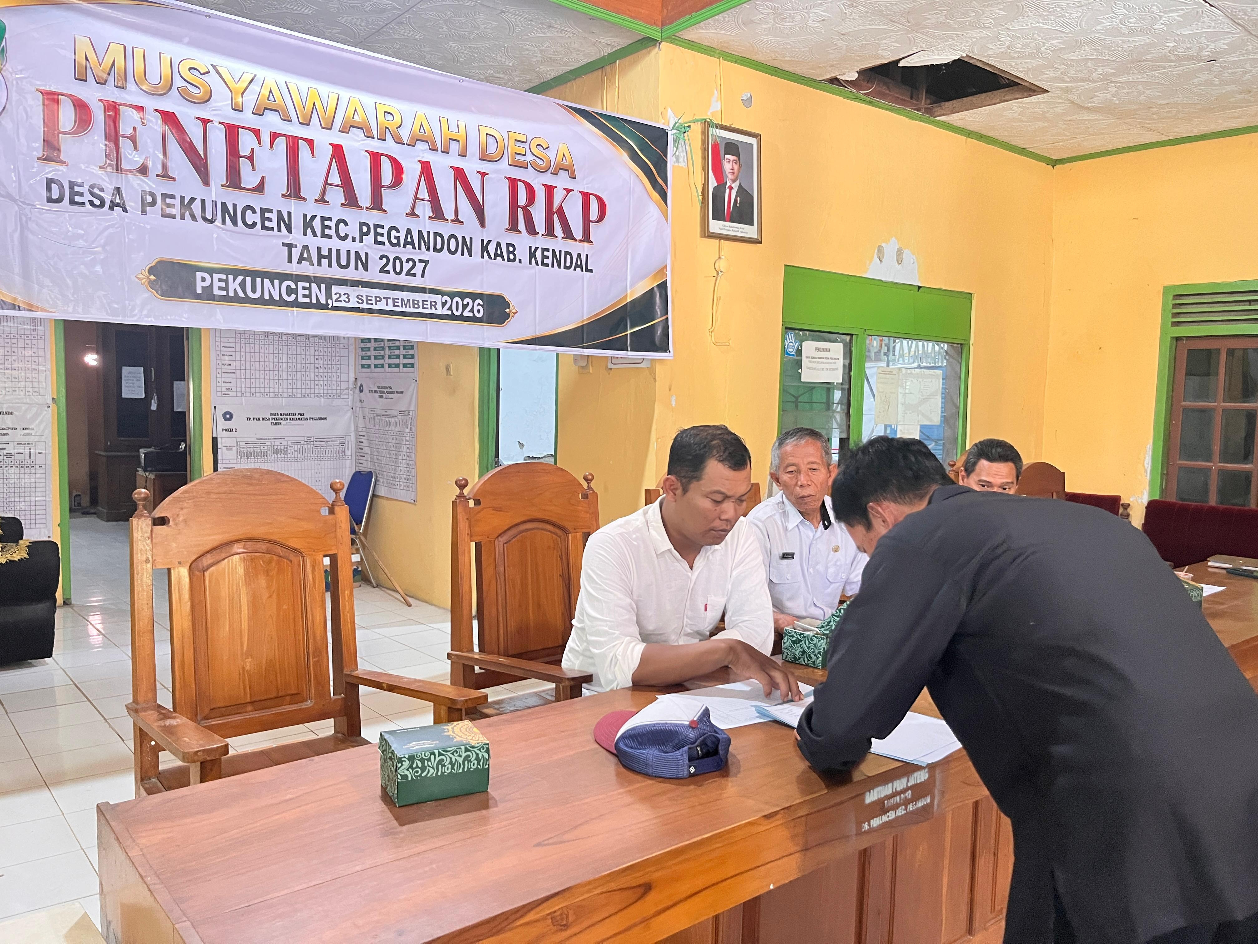 Pertunjukan oleh Kepala Desa Pekuncen